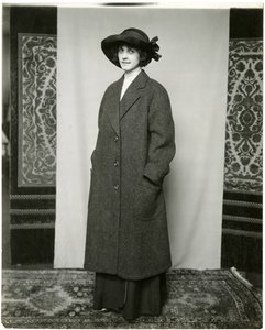 Cappotto grigio, Arnold & Constable, c.1905-18 da Jessie Tarbox Beals