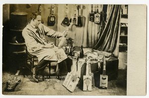 Grandi macchie di colore su una scatola di legno e Bobby Edwards nella sua soffitta sotto le stelle a creare ukulele, Greenwich Village, New York, USA, c.1905-20 da Jessie Tarbox Beals