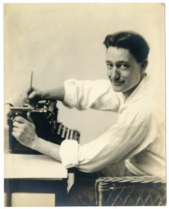 Henry Oyen alla macchina da scrivere, c.1905-21