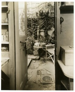 Casa di George e Mary Stonehill, artisti, vista dalla porta della cucina, Greenwich Village, New York, USA, c.1936-37
