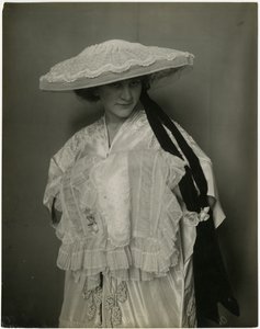 Jumble Bros ?, Cappello e manicotto di lingerie, c.1905-11 da Jessie Tarbox Beals