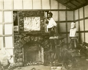 Karl Bitter (scultore) costruisce il suo camino, c.1905-15