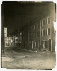 Guardando giù per West Cedar Street dove finisce e viene attraversata da Chestnut St, Boston, USA, c.1902-10