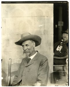 Uomo con cappello, medaglia, c.1905-40 da Jessie Tarbox Beals