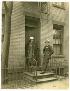 Mr Llewelyn Powys, autore e sua moglie, c.1905-40 (foto in argento gelatina) da Jessie Tarbox Beals