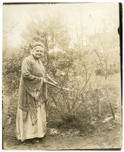 Mrs Alzirc Hewitt Wade - 88 anni - nel giardino a Ossining, NY, c.1905-28 da Jessie Tarbox Beals