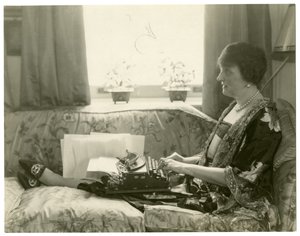 Mrs Emily Post, autrice di Etiquette, c.1926-28