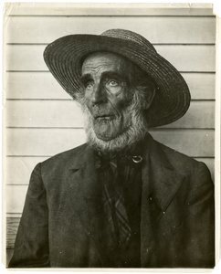 Vecchio uomo con cappello di paglia, c.1905-40