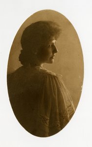 Ritratto ovale di donna, c.1905-40 da Jessie Tarbox Beals