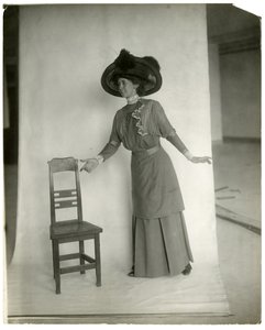 "Prego, si accomodi" Corretta postura delle gambe, del corpo, delle braccia e delle mani, c.1905-18 da Jessie Tarbox Beals