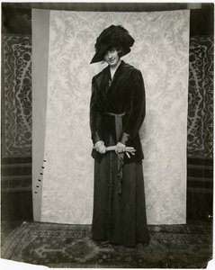 Abito di velluto rosso con gonna a pieghe, Arnold & Constable, c.1905-18 da Jessie Tarbox Beals