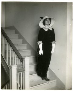 Modo corretto di scendere le scale, c.1905-18 da Jessie Tarbox Beals