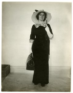 Modo corretto di portare una borsa e un ombrello, c.1905-18 da Jessie Tarbox Beals