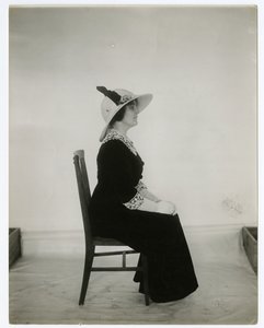 Modo corretto di sedersi su una sedia, c.1905-18