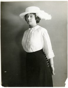 Blusa di seta e cappello bianco, McCreery