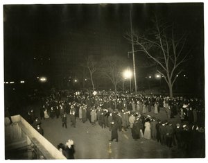 Parata per il suffragio, Greenwich Village, New York, USA, c.1915-18 da Jessie Tarbox Beals