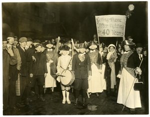 Parata per il suffragio, Greenwich Village, New York, USA, c.1915-18 da Jessie Tarbox Beals