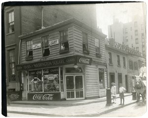 La soffitta - precedentemente la soffitta di Bruno - per la quale Lafayette è uscito (!), Greenwich Village, New York, USA da Jessie Tarbox Beals