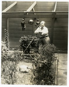 Tony Sarg nel suo giardino