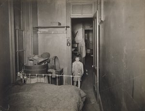 Senza titolo (Ragazzo in camera da letto), c. 1910 (stampa al gelatino d