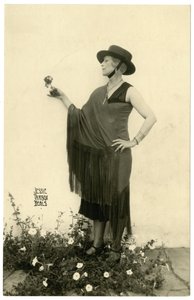 Donna che tiene un fiore da Jessie Tarbox Beals