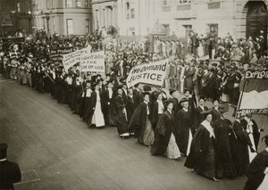 Donne in abito accademico che marciano in una parata per il suffragio a New York, 1910