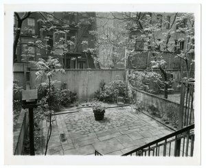 patio posteriore con casetta per uccelli, New York, USA, c.1905-40 da Jessie Tarbox Beals