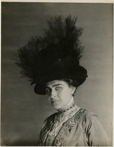 Primo piano di cappello piumato, c.1905-18 da Jessie Tarbox Beals