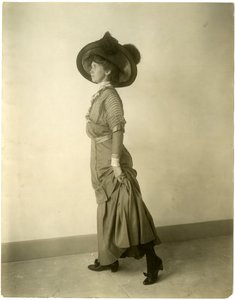 modella con cappello piumato, c.1905-18 da Jessie Tarbox Beals