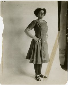 Modella con braccia sui fianchi, c.1905-11