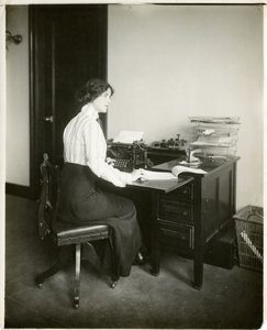 modella con macchina da scrivere, c.1905-18
