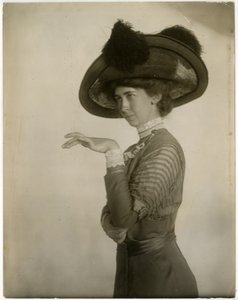 Profilo di cappello piumato, c.1905-18