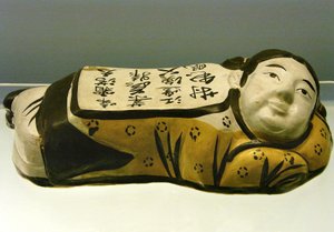 Ceramica, cuscino a forma di bambino, con una poesia che evoca un paesaggio notturno, da Cizhou, Dinastia Jin (1115-1234), Museo Nazionale di Shanghai. Fotografia, Leonard de Selva, Cina, 2006 da Jin Dynasty Chinese School