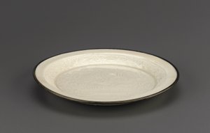 Piatto Ding con decorazione modellata di anatre mandarino, provincia di Hebei, XII-XIII secolo
