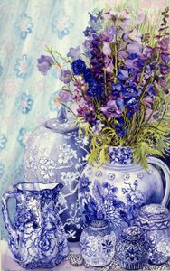 Delphinium con Vasi Blu Antichi da Joan Thewsey