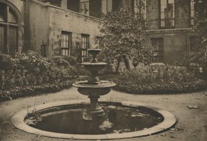 Antico gelso e fontana nel giardino della Drapers Hall, c1935 da Joel