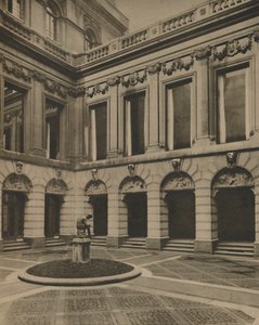 Cortile della Drapers Hall in Throgmorton Street, c1935 da Joel