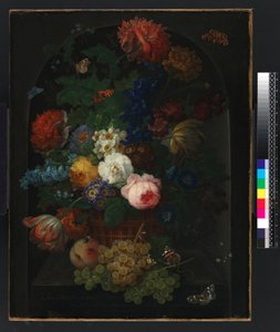 Un cesto di fiori con frutta