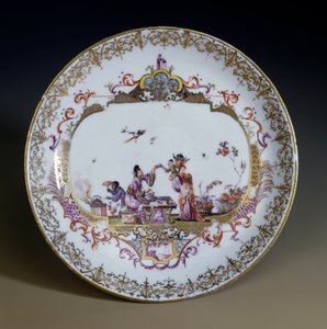 Arte tedesca: porcellana di Meissen. Chinoiserie che rappresenta personaggi asiatici che bevono il tè. Piattino decorato da Johann Gregor Hoeroldt (o Herold 1696-1775), circa 1730. Parigi, Arti Decorative da Johann Gregor Herold