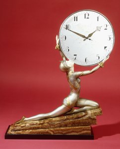 Ragazza inginocchiata con un orologio