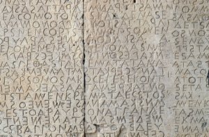 Codice di leggi di Gortina, iscrizioni doriche su lastre di pietra, Gortina, Creta, Grecia, civiltà greca, V secolo a.C., (dettaglio)