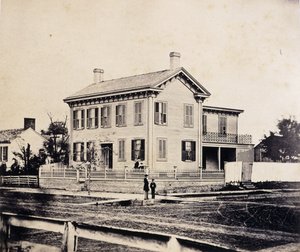 Abramo Lincoln che posa davanti alla sua casa di Springfield, Massachusetts, c.1860s-1870s (stampa all