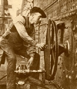Un rivettatore pneumatico che taglia oblò nel lato di un transatlantico, c1930 da John Brown and Company