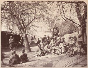Una scena di strada nella città di Jalalabad, 1878 da John Burke