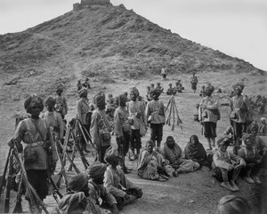 Sosta dei prigionieri di Bassaule con una scorta del 45° fanteria nativa sul Khurd Khyber