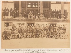 Ufficiali e uomini della brigata del generale di brigata Gough nella piazza del palazzo di Shah Shujah da John Burke