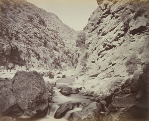Curva stretta nel passo [sotto Ali Masjid], un tratto molto accidentato, 1879 da John Burke