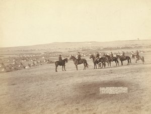 Gen. Miles e il suo staff che osservano il più grande campo indiano ostile negli Stati Uniti, vicino a Pine Ridge da John C. H. Grabill