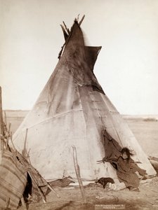 Ragazza Oglala seduta davanti a un Tipi