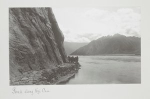 Strada lungo il Kyi Chu, truppe sulla riva del fiume da John Claude White